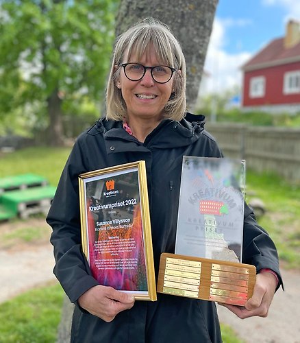 Vinnaren av Kreativumpriset Susanne Villysson med diplom i handen