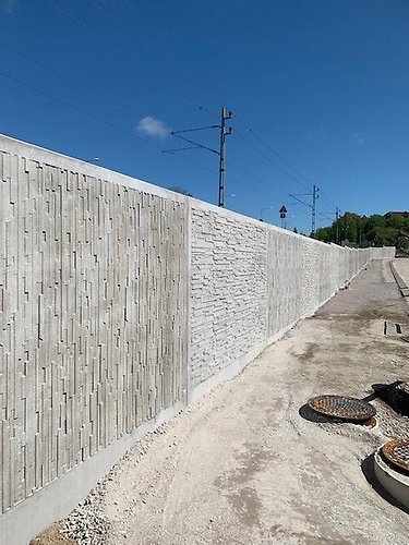 stödmur i grå betong